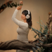 תמונה של אוזניות ביטול רעשים QuietComfort Ultra Headphones 2nd Gen בצבע חול מוזהב