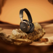 תמונה של אוזניות ביטול רעשים QuietComfort Ultra Headphones 2nd Gen בצבע שחור מוזהב