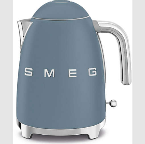 תמונה של קומקום חשמלי רטרו 1.7 ליטר SMEG בצבע כחול