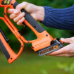 תמונה של מסור גיזום נטען Black+Decker GKC1000L-QW – להב 10 ס"מ כולל סוללה מובנית ומטען