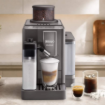 תמונה של מכונת קפה אוטומטית DeLonghi Rivelia Start דגם EXAM420.55.BW בצבע חום ענבר